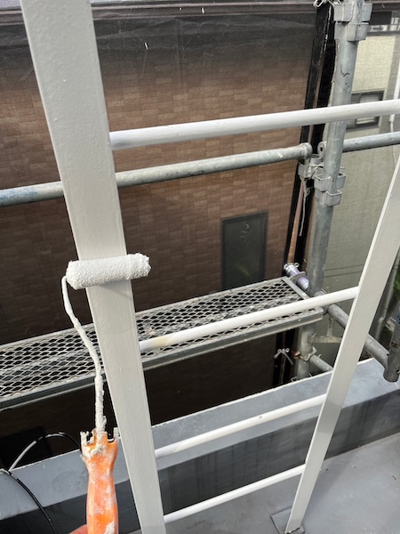 東京都稲城市｜鉄部 ベランダ手すりと梯子の塗装、オートンイクシード シール処理を行いました