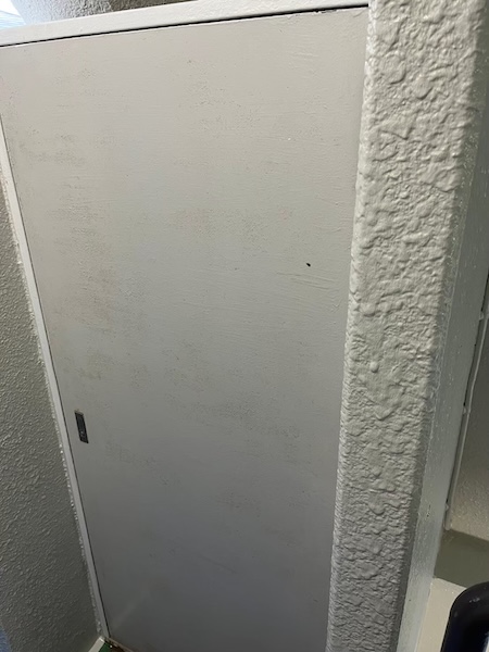 東京都稲城市|マンション 付帯部 ベランダ天井・PSスチール扉を塗装しました