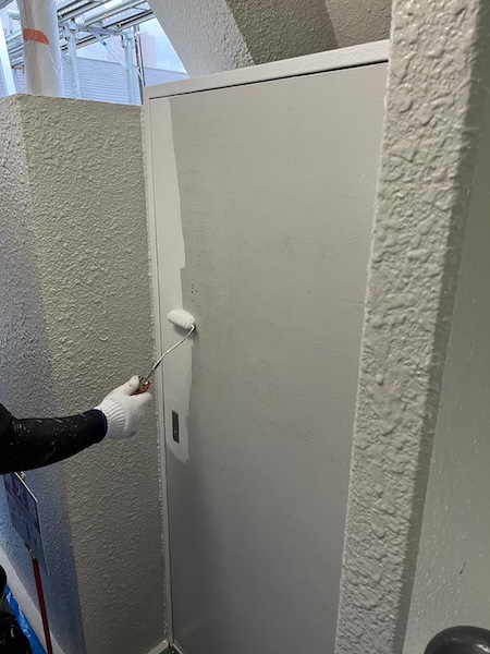東京都稲城市|マンション 付帯部 ベランダ天井・PSスチール扉を塗装しました