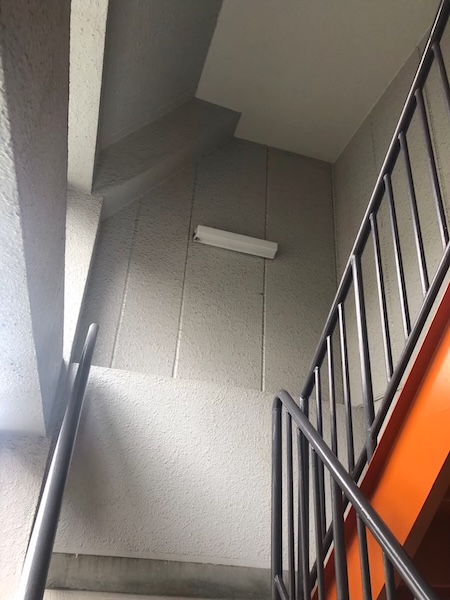 マンション 通路階段と手すりを塗装しました|東京都稲城市