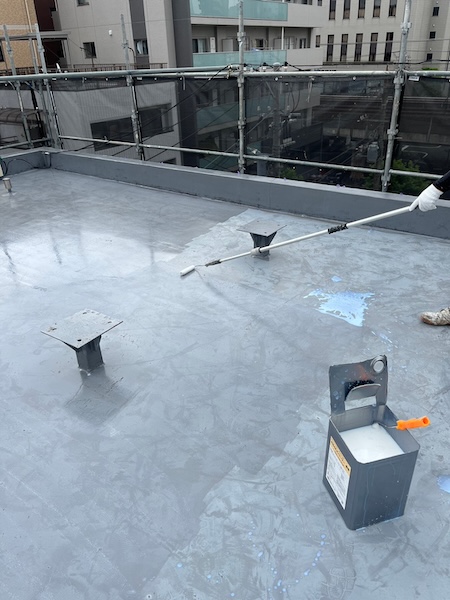 屋上・ベランダ防水工事 トップコートを塗りました!|東京都稲城市