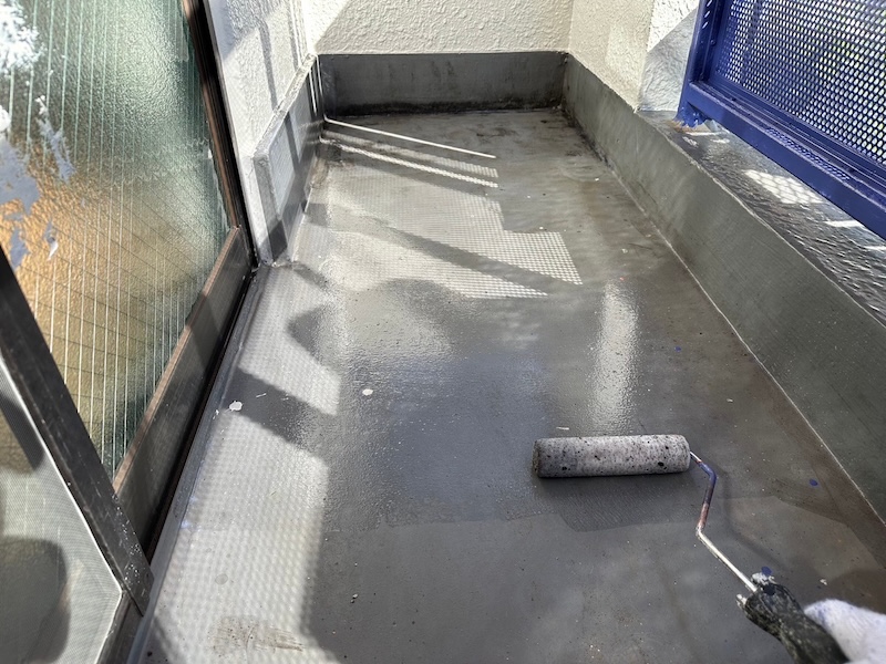 屋上・ベランダ防水工事 トップコートを塗りました!|東京都稲城市