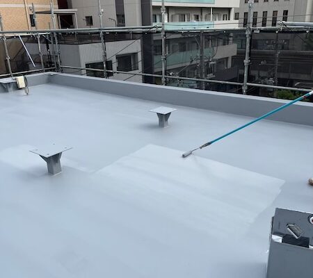 屋上・ベランダ防水工事 トップコートを塗りました！｜東京都稲城市