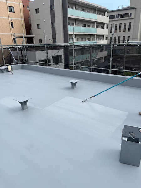 屋上・ベランダ防水工事 トップコートを塗りました！｜東京都稲城市