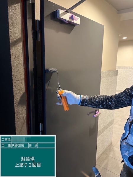 駐輪場ドアと駐輪ラックを塗装しました!|東京都府中市