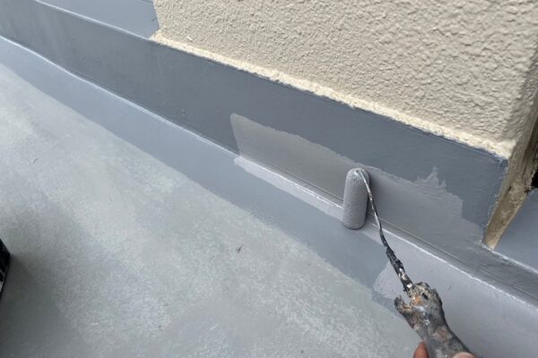 マンション 共用廊下外装工事 トップコートを塗って防水性と美観性を高めました｜東京都調布市