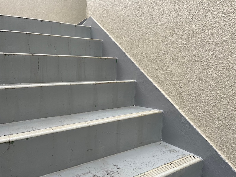 マンション 共用廊下外装工事 トップコートを塗って防水性と美観性を高めました|東京都調布市
