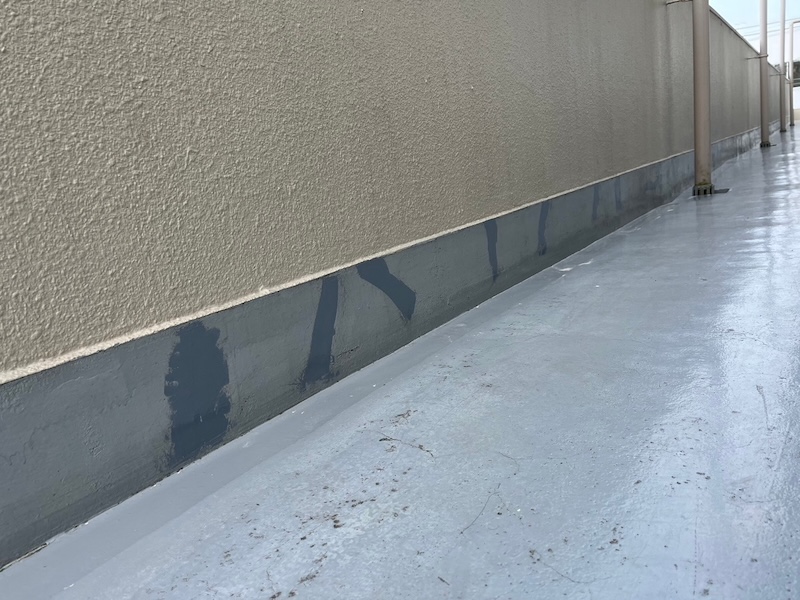 マンション 共用廊下外装工事 トップコートを塗って防水性と美観性を高めました|東京都調布市