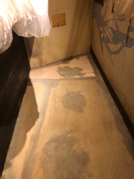 店舗内装工事のご依頼。床の補強とCF(クッションフロア)貼り付け|東京都府中市